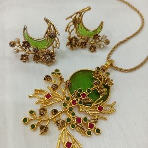 Elegant Gold and Green Jewelry Set